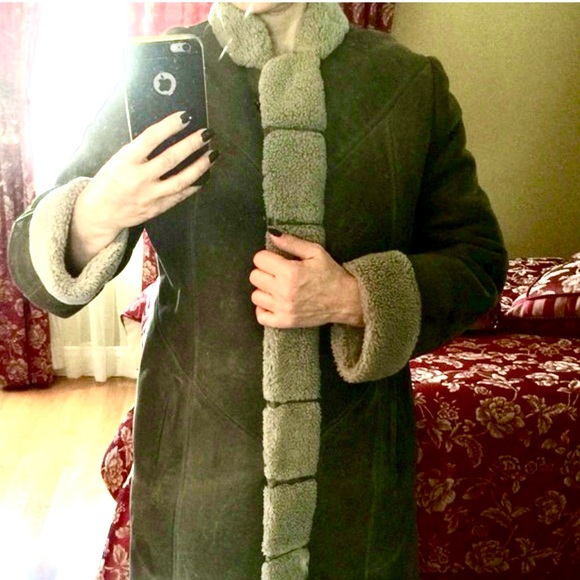 Beautiful shearling coat, stands collar. - Picture 3 of 9